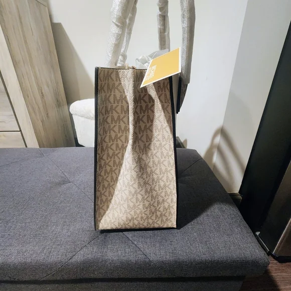 Michael Kors Beige Leather Tote with Gold Logo - Picture 2 of 5